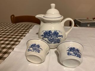 Lattiera e 2 tazze con decoro blu