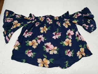 Blusa floral azul sin hombros