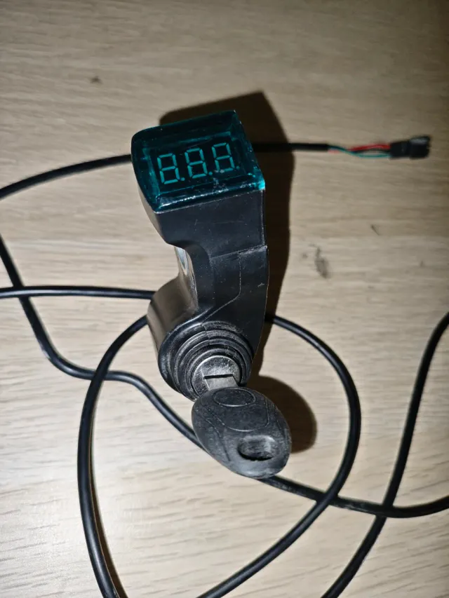 Cortacorriente con Voltímetro Patinete eléctrico