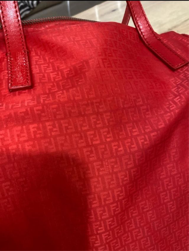 Borsa Fendi Rossa con Dettagli Oro