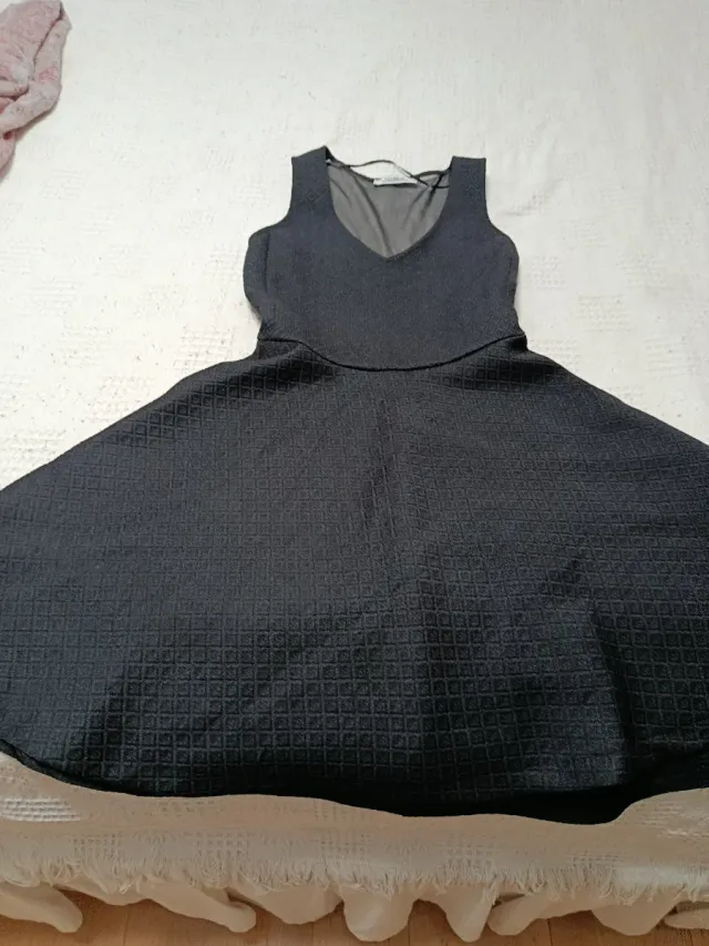 Vestido negro con textura.