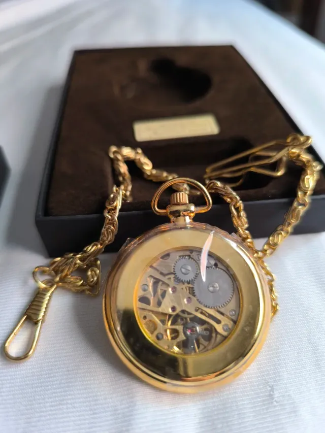 Reloj de bolsillo mecánico dorado