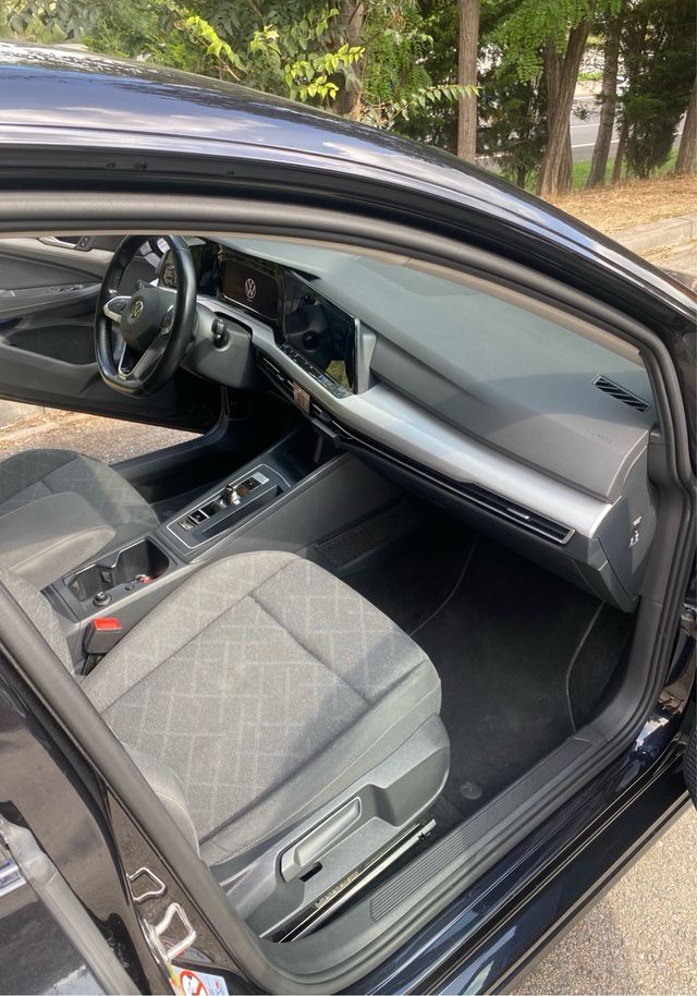 VW Golf 8 2.0 TDI DSG Life, model 2021, negro