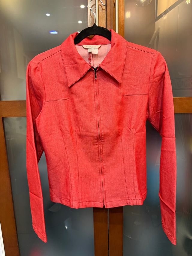 Chaqueta roja con cremallera