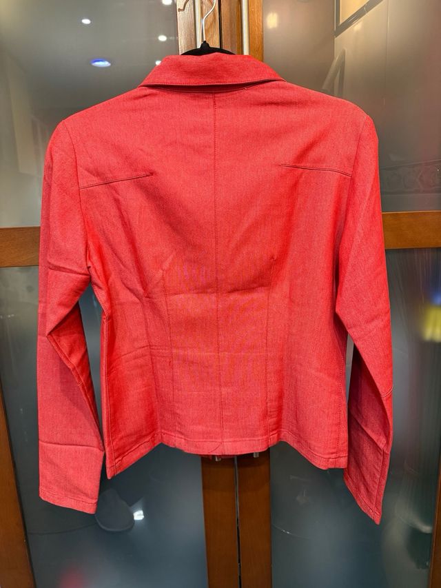 Chaqueta roja con cremallera