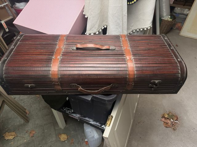 Baúl de madera y cuero