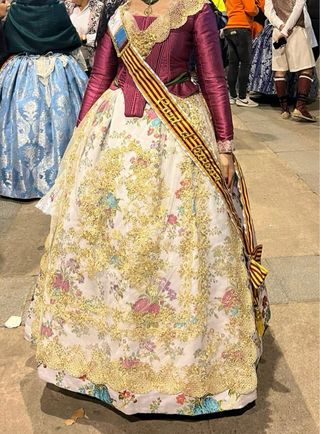 Traje de Fallera fucsia y blanco.