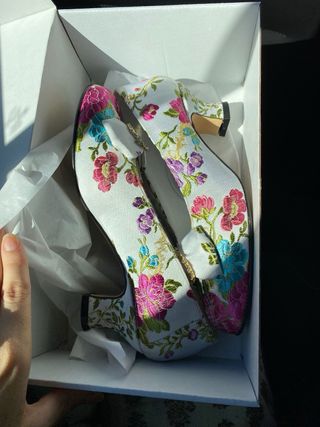 Traje de Fallera fucsia y blanco.