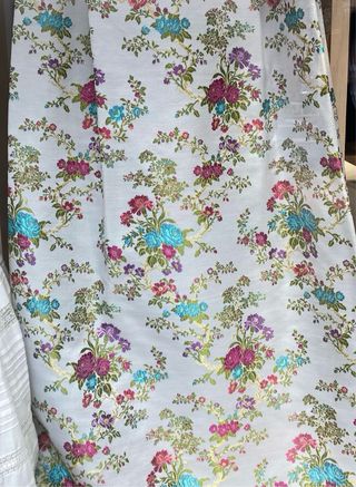 Traje de Fallera fucsia y blanco.