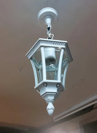 Farol de techo blanco y cristal