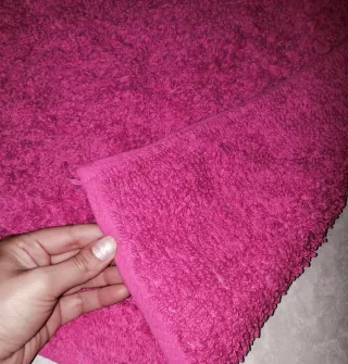 Alfombra rosa fucsia de tela