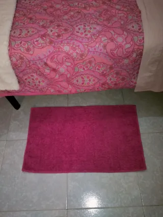 Alfombra rosa fucsia de tela