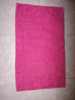 Alfombra rosa fucsia de tela