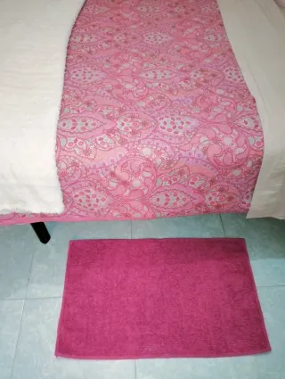 Alfombra rosa fucsia de tela