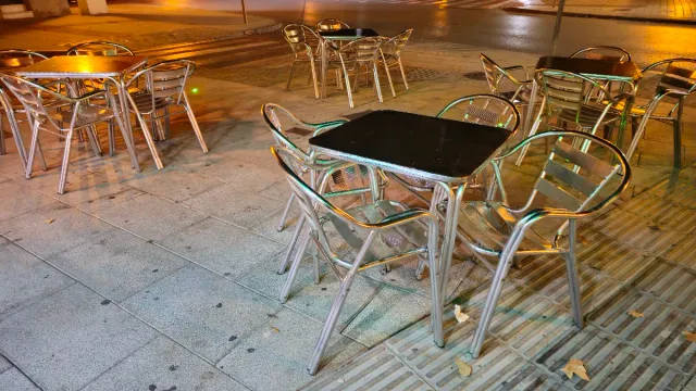 Sillas y mesa apilables terraza bar aluminio