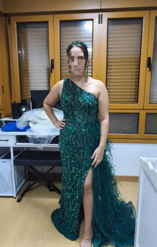 Vestido de fiesta verde con pedrería