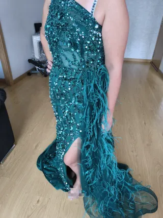 Vestido de fiesta verde con pedrería
