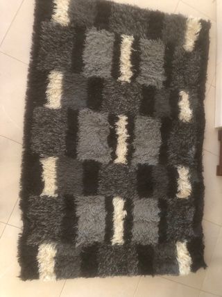 Tappeto a pelo lungo con design geometrico