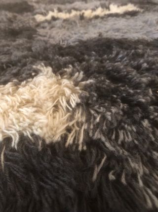 Tappeto a pelo lungo con design geometrico