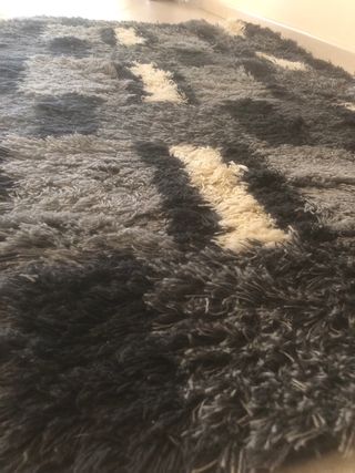 Tappeto a pelo lungo con design geometrico