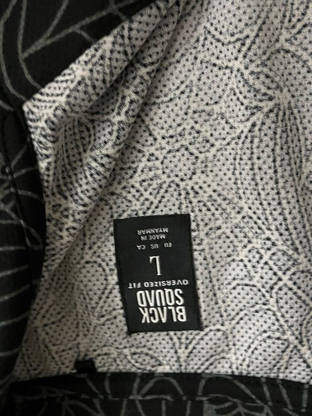 Camicetta nera con ragnatele