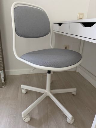 Silla de escritorio giratoria IKEA gris y blanca