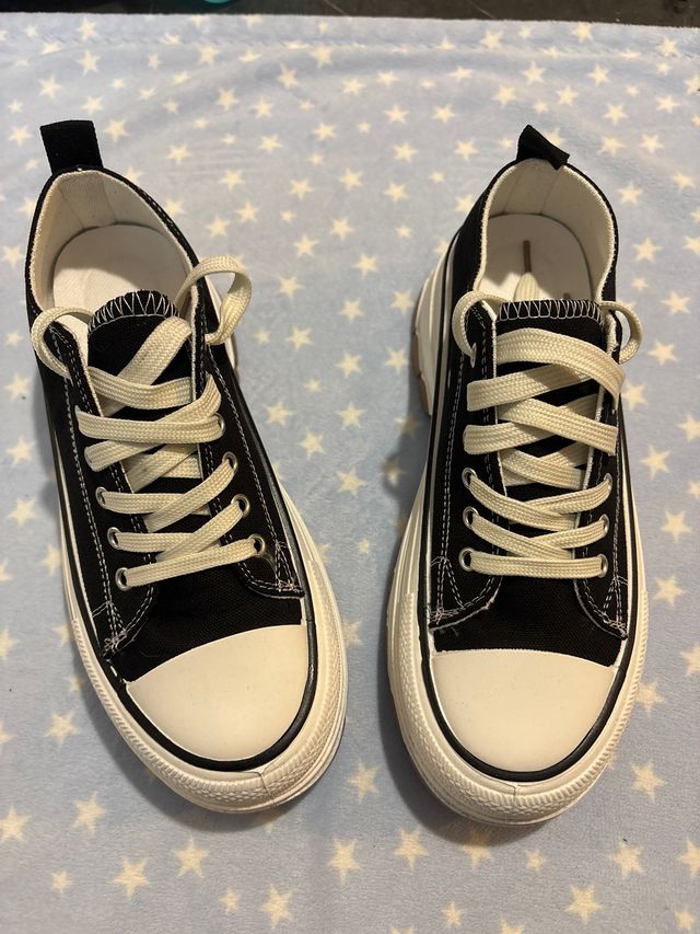 Sapatos de plataforma pretos e brancos