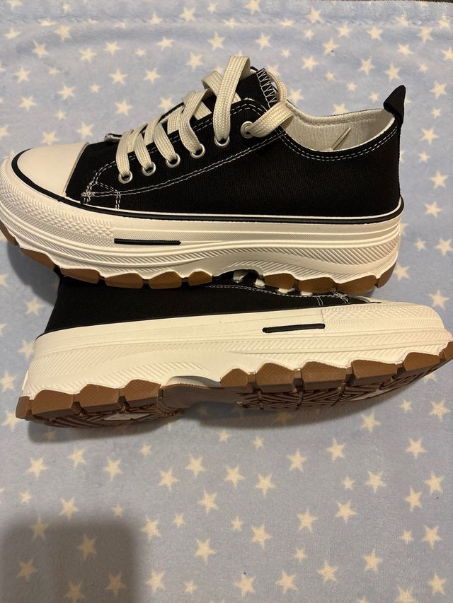 Sapatos de plataforma pretos e brancos