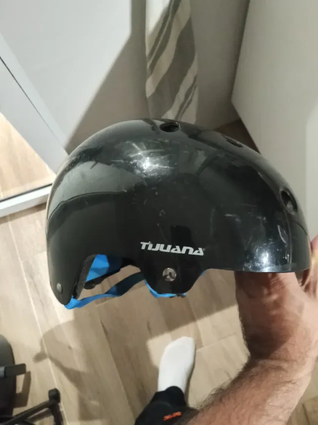 Casco negro con correas azules