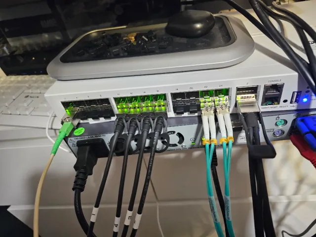 MikroTik CRS326-24S+2Q+RM Switch