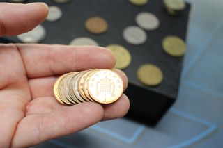 Lote de monedas internacionales.