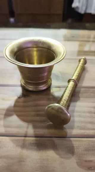Mortero y mano de bronce antiguo