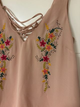 Blusa tirantes rosa bordada flores