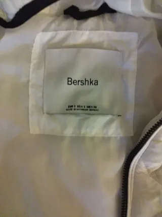 Chaqueta acolchada Bershka blanca con Capucha