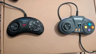 Sega Mega Drive e Mega-CD II + 4 Comandos + cabos
