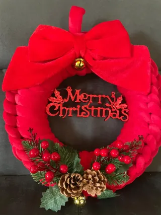 Ghirlanda Natalizia Rossa con Fiocchi e Pigne