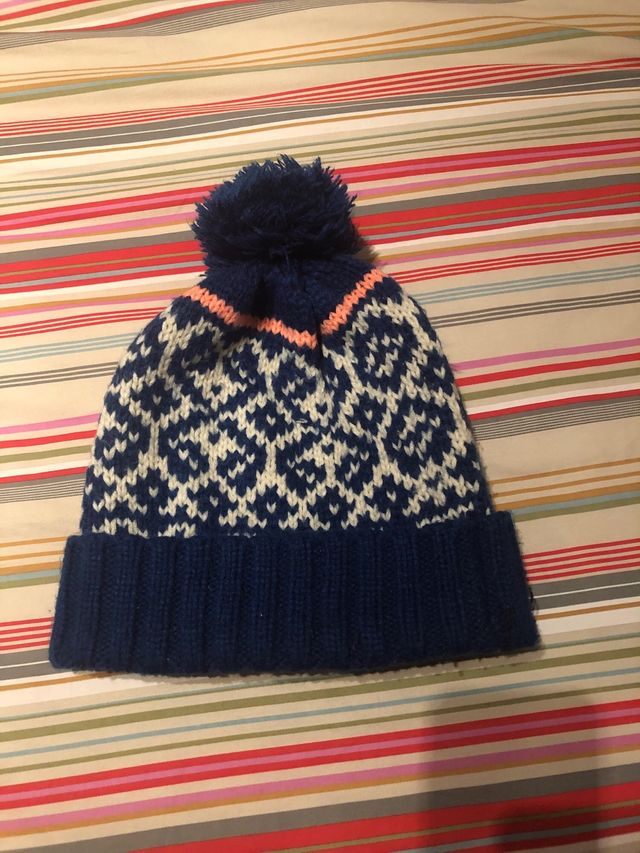 Gorro de lana azul y blanco con pompón