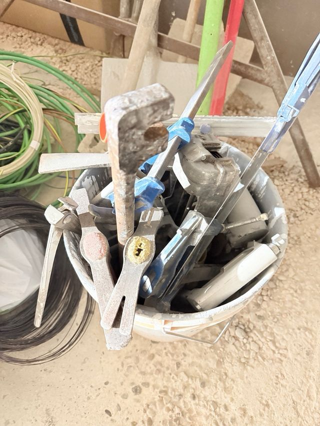 Herramientas de obra variadas