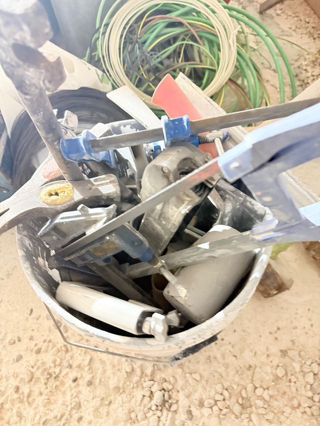 Herramientas de obra variadas