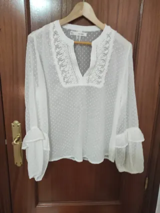 Blusa blanca con encaje y volantes