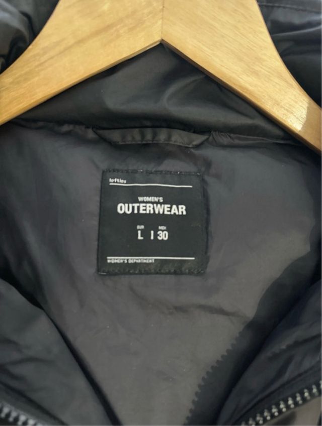 Chaleco plumífero largo negro con capucha