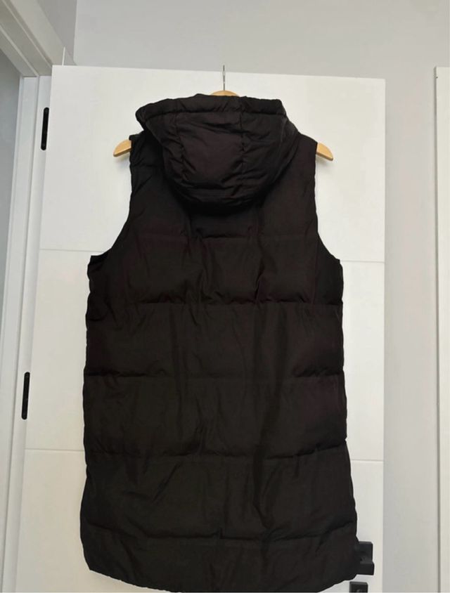 Chaleco plumífero largo negro con capucha