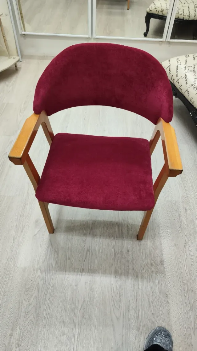 Silla de terciopelo y madera