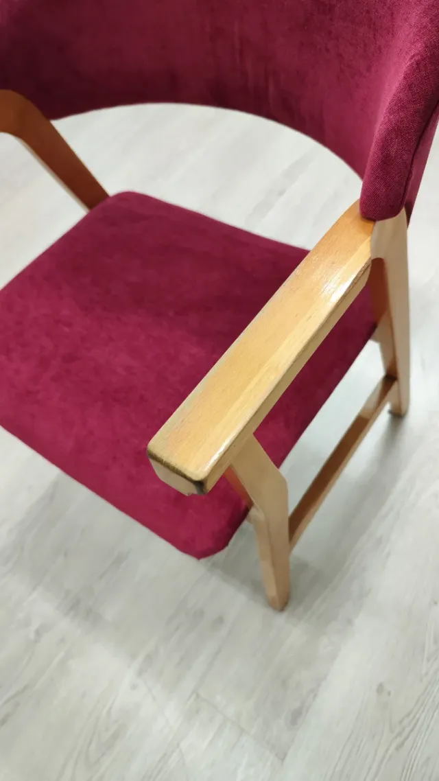 Silla de terciopelo y madera