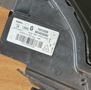 Faro anteriore sx Peugeot 2008/208 (2019-2023)