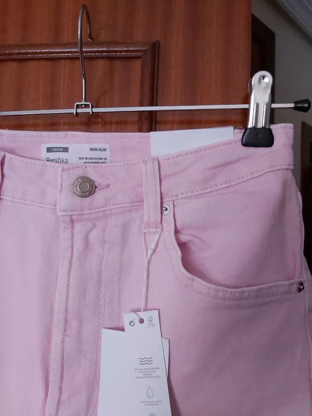 Bershka jeans mom slim rosa claro (22,95€ orig.)