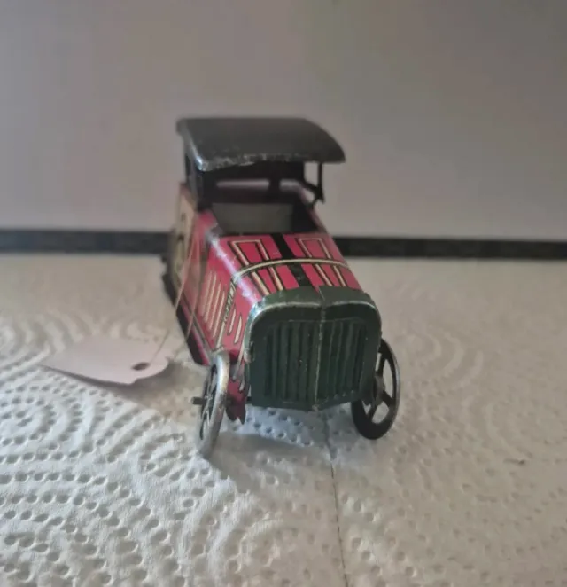 Coche de hojalata Rico