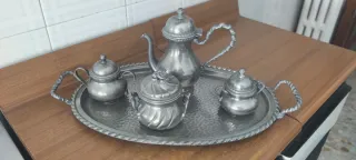 Vassoio con set di teiera,lattiera e zuccheriera