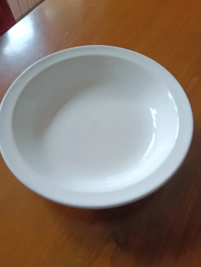 Fuente y platillos de porcelana blanca