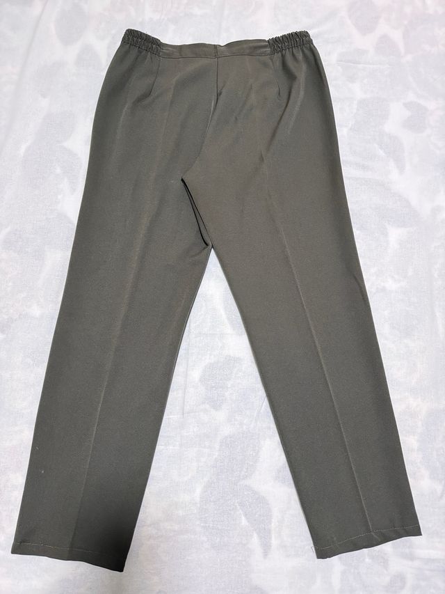 Pantalón señora verde oliva talla 50